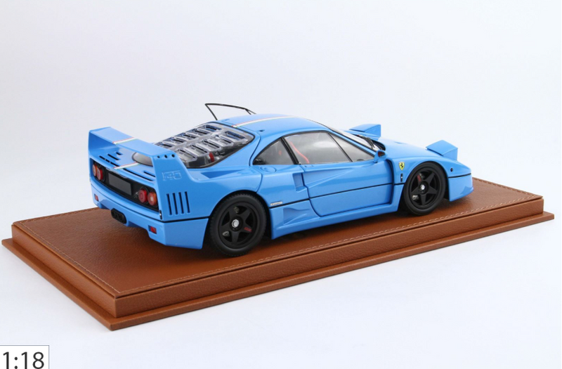 Laad de afbeelding in de Gallery-viewer, Ferrari F40 lichtblauw met Italiaanse vlagstreep en zwarte velgen BBR-Kyosho met vitrinekast (BEPERKTE EDITIE 40/54 stuks) BBR Models 1:18
