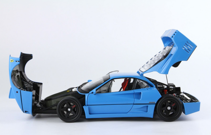 Laad de afbeelding in de Gallery-viewer, Ferrari F40 lichtblauw met Italiaanse vlagstreep en zwarte velgen BBR-Kyosho met vitrinekast (BEPERKTE EDITIE 40/54 stuks) BBR Models 1:18
