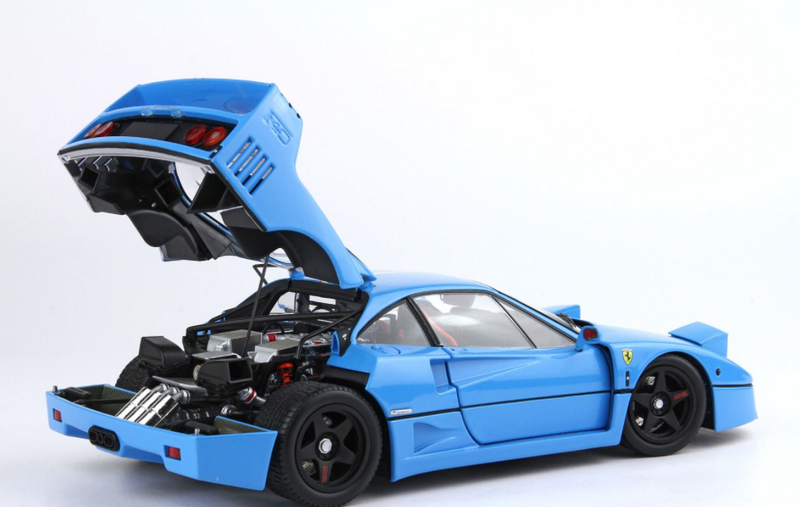 Laad de afbeelding in de Gallery-viewer, Ferrari F40 lichtblauw met Italiaanse vlagstreep en zwarte velgen BBR-Kyosho met vitrinekast (BEPERKTE EDITIE 40/54 stuks) BBR Models 1:18

