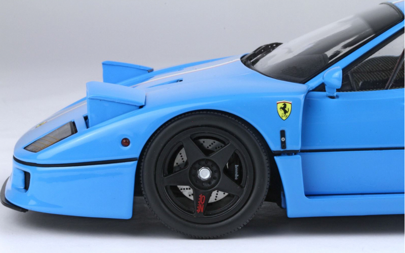 Laad de afbeelding in de Gallery-viewer, Ferrari F40 lichtblauw met Italiaanse vlagstreep en zwarte velgen BBR-Kyosho met vitrinekast (BEPERKTE EDITIE 40/54 stuks) BBR Models 1:18
