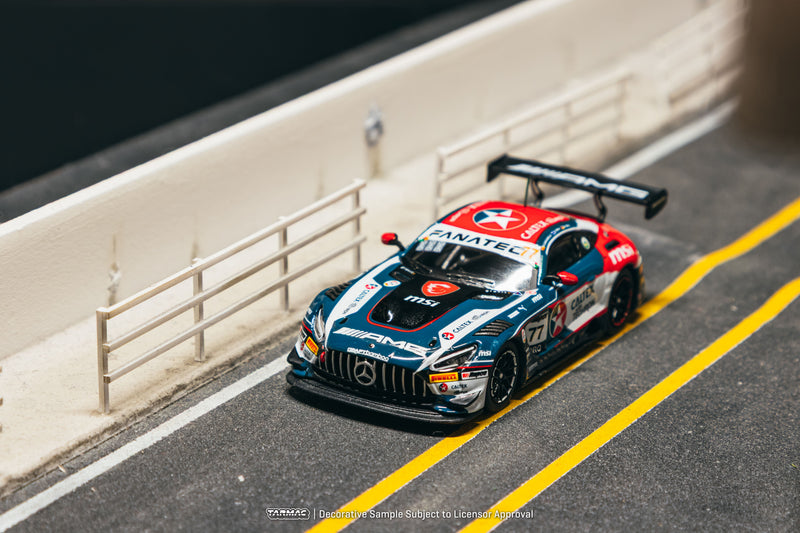 Laad de afbeelding in de Gallery-viewer, MERCEDES-BENZ AMG GT GT3 #77 MAXIMILIAN GÖTZ BATHURST 12H 2024 TARMAC WORKS 1:64
