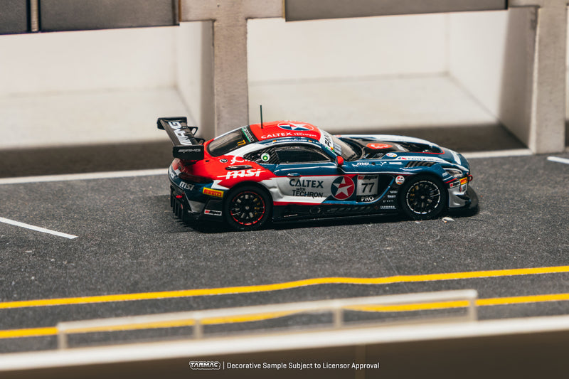 Laad de afbeelding in de Gallery-viewer, MERCEDES-BENZ AMG GT GT3 #77 MAXIMILIAN GÖTZ BATHURST 12H 2024 TARMAC WORKS 1:64
