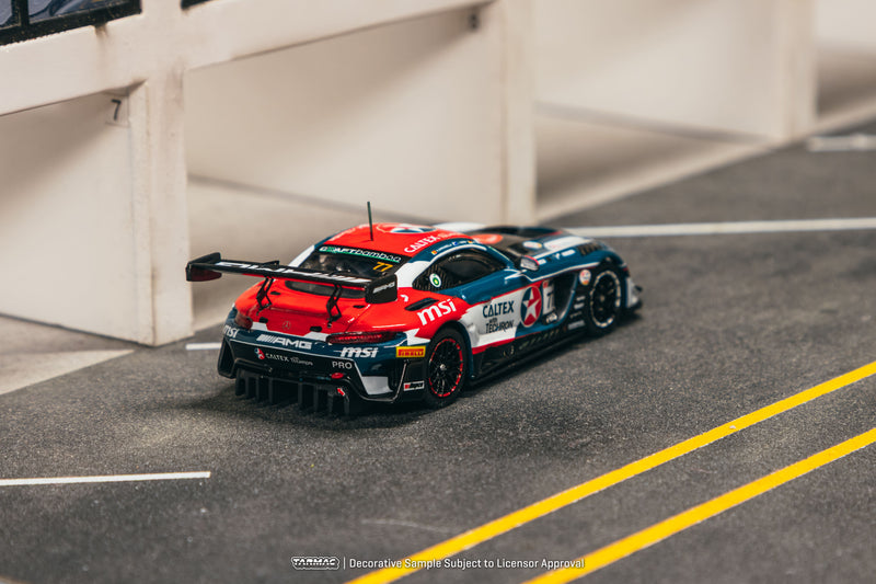 Laad de afbeelding in de Gallery-viewer, MERCEDES-BENZ AMG GT GT3 #77 MAXIMILIAN GÖTZ BATHURST 12H 2024 TARMAC WORKS 1:64
