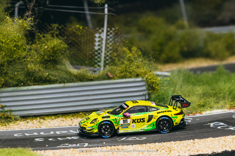 Laad de afbeelding in de Gallery-viewer, PORSCHE 911 (992) GT3 R #911 LAURENS VANTHOOR NURBURGRING 24H 2024 TARMAC WORKS 1:64
