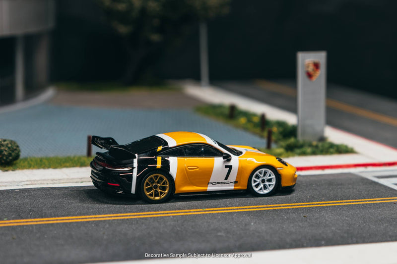 Laad de afbeelding in de Gallery-viewer, PORSCHE 911 (992) ZWART &amp; GEEL GT3 2022 TARMAC WORKS 1:64
