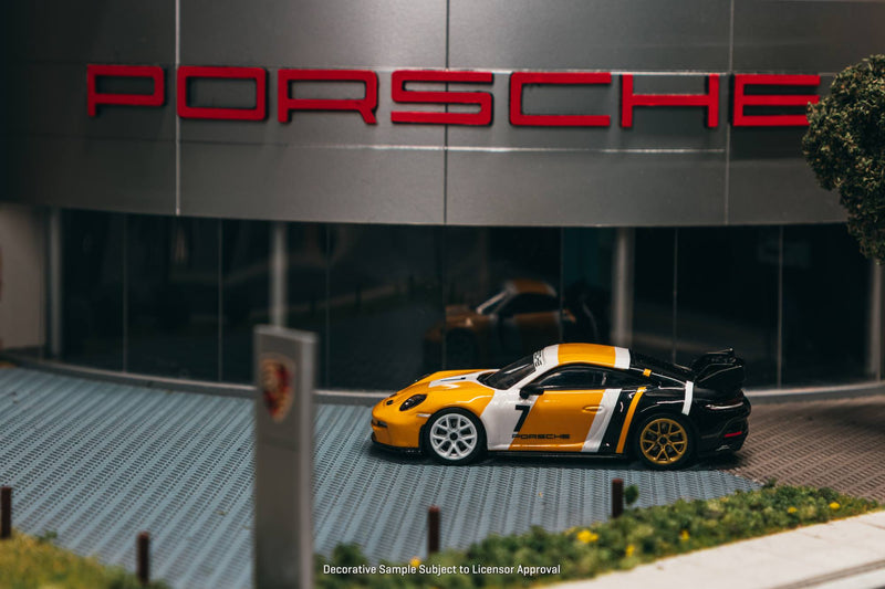 Laad de afbeelding in de Gallery-viewer, PORSCHE 911 (992) ZWART &amp; GEEL GT3 2022 TARMAC WORKS 1:64
