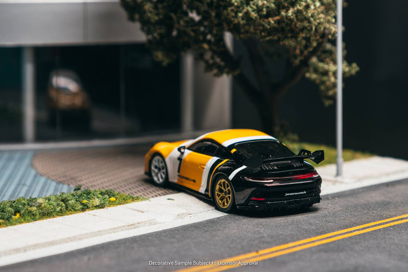 Laad de afbeelding in de Gallery-viewer, PORSCHE 911 (992) ZWART &amp; GEEL GT3 2022 TARMAC WORKS 1:64
