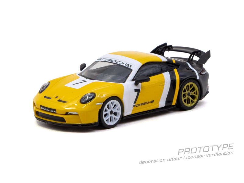 Laad de afbeelding in de Gallery-viewer, PORSCHE 911 (992) ZWART &amp; GEEL GT3 2022 TARMAC WORKS 1:64
