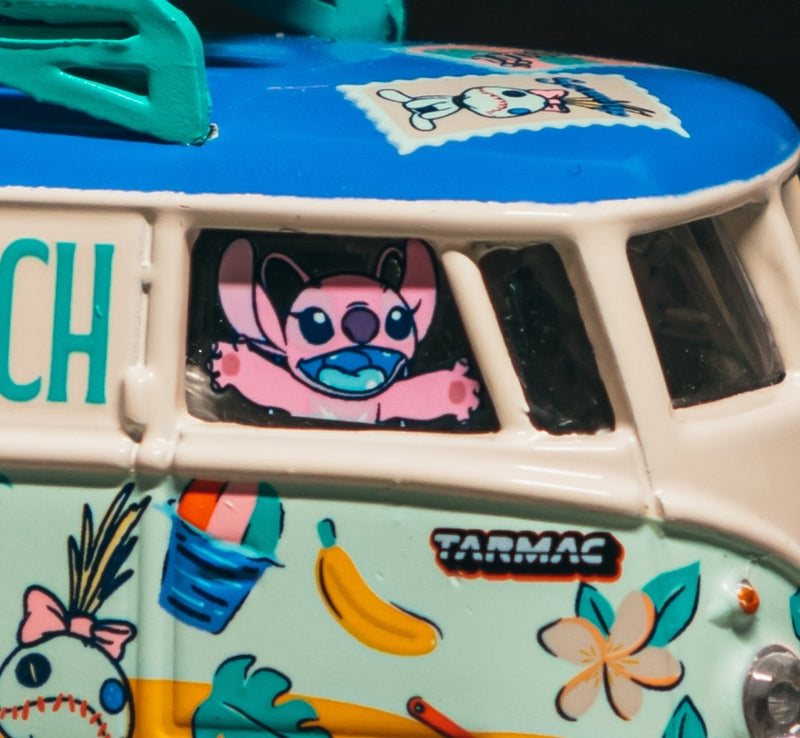 Laad de afbeelding in de Gallery-viewer, VOLKSWAGEN TRANSPORTER T1 PANEL VAN LILO &amp; STITCH 2025 TARMAC WORKS 1:64
