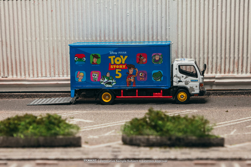 Load image into Gallery viewer, MITSUBISHI FUSO CANTER TOY STORY 5 TRUCK64 TARMAC WORKS 1:64
