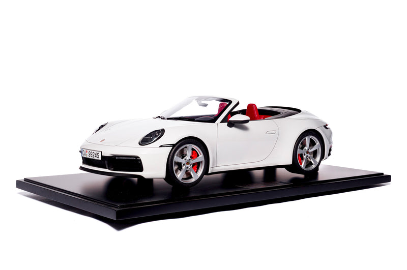 Chargez l&#39;image dans la visionneuse de la galerie, Porsche 911 (992) CARRERA 4S Cabriolet 2020 BLANC (ÉDITION LIMITÉE 25 pièces) HC MODELS 1:8
