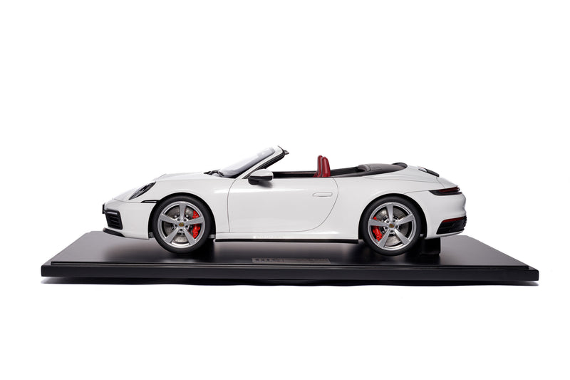 Chargez l&#39;image dans la visionneuse de la galerie, Porsche 911 (992) CARRERA 4S Cabriolet 2020 BLANC (ÉDITION LIMITÉE 25 pièces) HC MODELS 1:8
