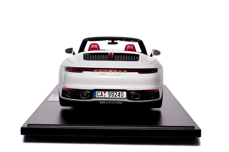 Chargez l&#39;image dans la visionneuse de la galerie, Porsche 911 (992) CARRERA 4S Cabriolet 2020 BLANC (ÉDITION LIMITÉE 25 pièces) HC MODELS 1:8
