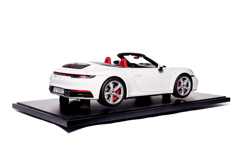 Chargez l&#39;image dans la visionneuse de la galerie, Porsche 911 (992) CARRERA 4S Cabriolet 2020 BLANC (ÉDITION LIMITÉE 25 pièces) HC MODELS 1:8
