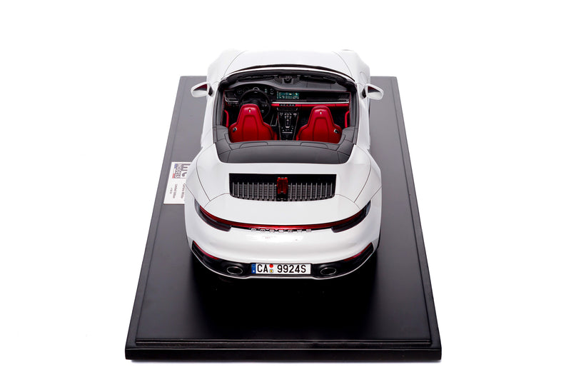 Chargez l&#39;image dans la visionneuse de la galerie, Porsche 911 (992) CARRERA 4S Cabriolet 2020 BLANC (ÉDITION LIMITÉE 25 pièces) HC MODELS 1:8
