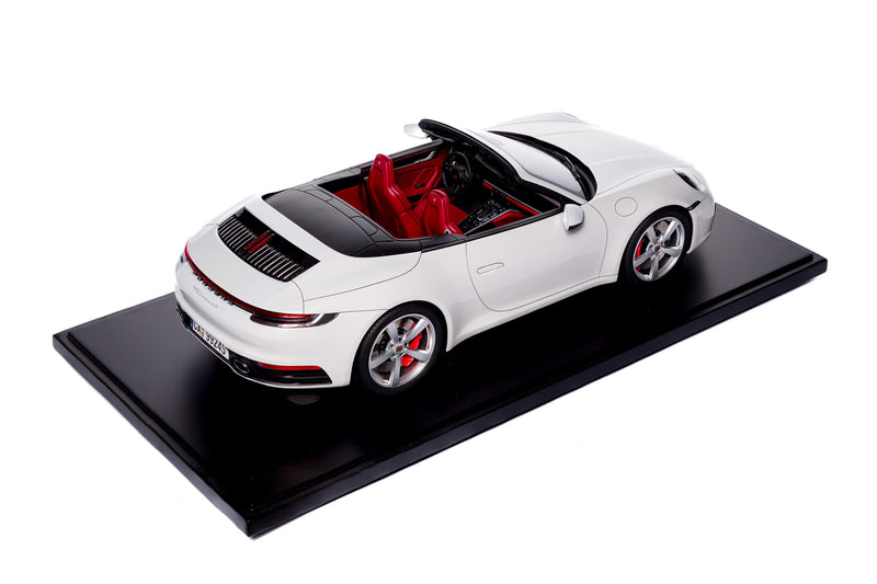 Chargez l&#39;image dans la visionneuse de la galerie, Porsche 911 (992) CARRERA 4S Cabriolet 2020 BLANC (ÉDITION LIMITÉE 25 pièces) HC MODELS 1:8
