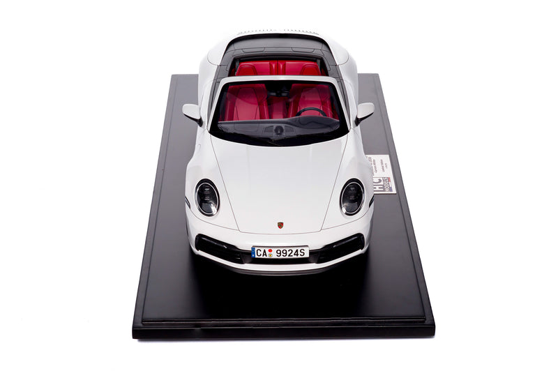 Chargez l&#39;image dans la visionneuse de la galerie, Porsche 911 (992) CARRERA 4S Cabriolet 2020 BLANC (ÉDITION LIMITÉE 25 pièces) HC MODELS 1:8
