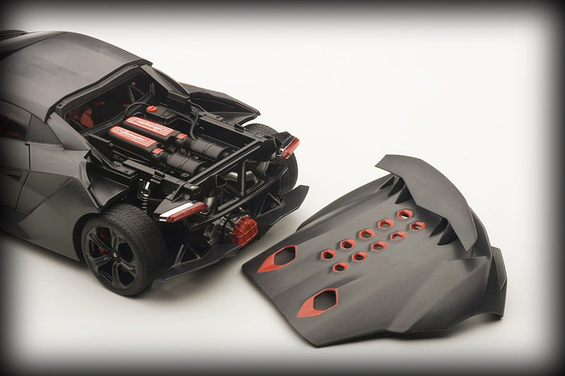 Laad de afbeelding in de Gallery-viewer, Lamborghini SESTO ELEMENTO 2010 AUTOart 1:18 (6782713299049)
