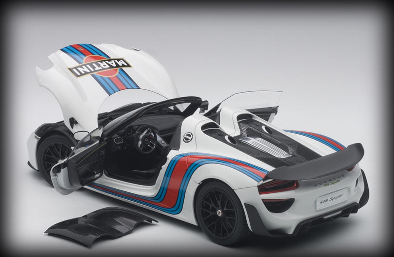 Load image into Gallery viewer, Porsche 918 SPYDER Nr.15 (MARTINI) AUTOart 1:18 (6814112252009)
