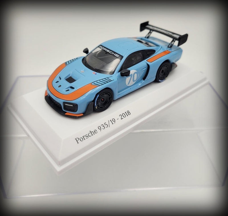 Laad de afbeelding in de Gallery-viewer, Porsche 935 Gulf Design MINICHAMPS 1:64
