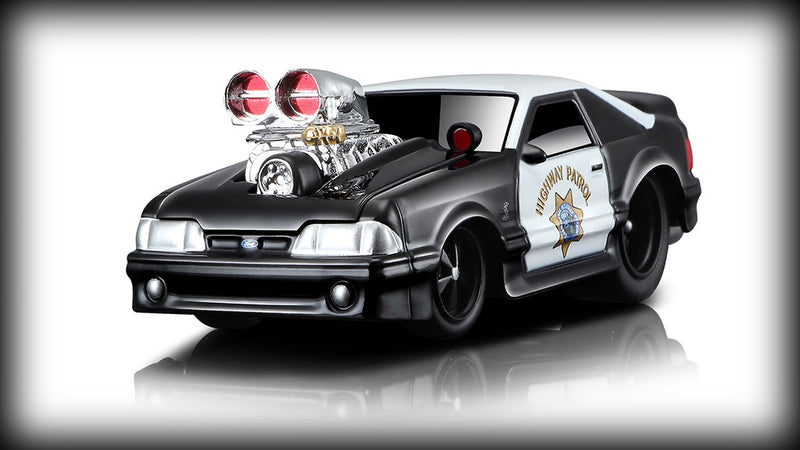 Chargez l&#39;image dans la visionneuse de la galerie, Ford MUSTANG SVT COBRA &#39;HIGHWAY PATROL&#39; 1993 Nr.06 MAISTO 1:64 (6832978165865)
