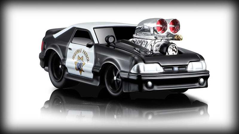 Chargez l&#39;image dans la visionneuse de la galerie, Ford MUSTANG SVT COBRA &#39;HIGHWAY PATROL&#39; 1993 Nr.06 MAISTO 1:64 (6832978165865)
