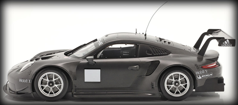 Chargez l&#39;image dans la visionneuse de la galerie, &lt;transcy&gt;Porsche 911 RSR PRE-SEASON TEST CAR 2020 IXO 1:18&lt;/transcy&gt;
