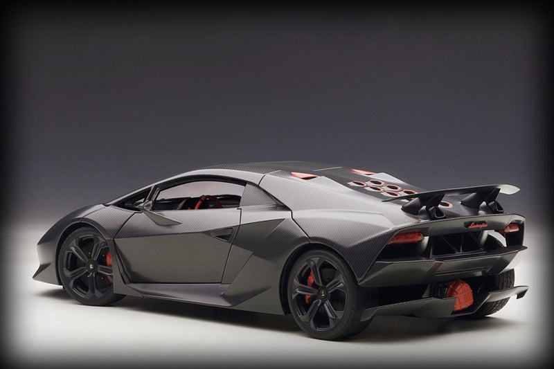 Laad de afbeelding in de Gallery-viewer, Lamborghini SESTO ELEMENTO 2010 AUTOart 1:18 (6782713299049)
