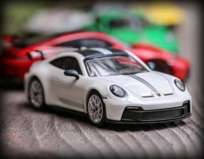 Chargez l&#39;image dans la visionneuse de la galerie, Porsche 911 (992) GT3 2021 Blanc MINICHAMPS 1:64
