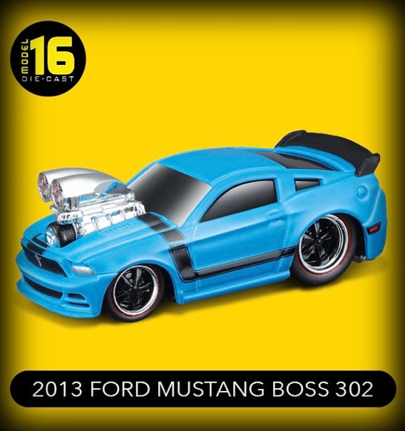 Laad de afbeelding in de Gallery-viewer, Ford MUSTANG BOSS 302 2013 Nr.16 MAISTO 1:64 (6834939527273)
